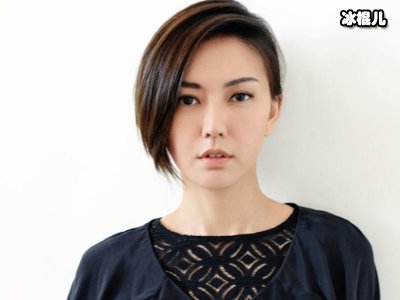 孙燕姿晒出女儿萌照，poppy在一旁有模有样的模仿妈妈做拉伸运动