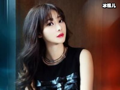 柳岩拉通图案牛仔服现身机场，口带口罩露出一双大眼睛