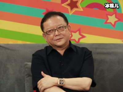 王刚是在网上认识妻子，比他小20岁现过得很幸福