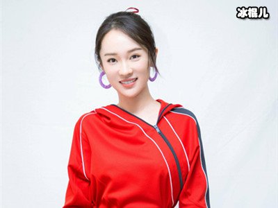 演员霍思燕，曾出演《铁齿铜牙纪晓岚》，如今一家三口幸福美满