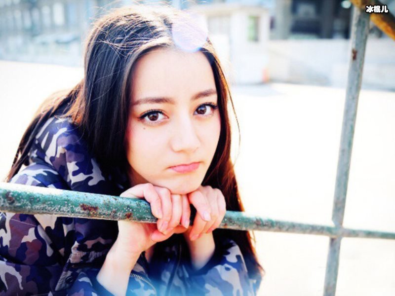 新剧《枕上书》上映，迪丽热巴饰演女主角美得难以言喻