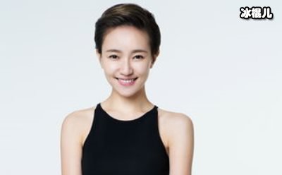 焦俊艳在家里当起“理发师”，为父亲修剪头发