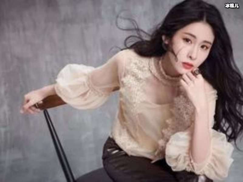 张碧晨上节目穿咸菜色外套，被毒舌朋友吐槽像买菜的张大爷