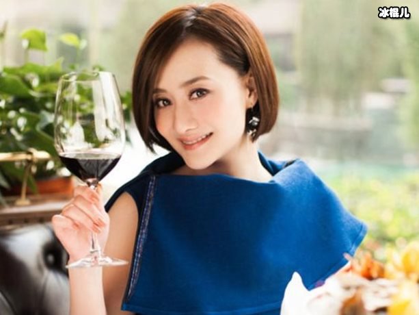 琼女郎陈德容45岁不显老，气质依然优雅息影后陪伴妈妈战胜癌症