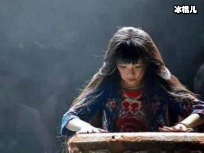小彩旗复出就上节目接吻，结束时还拉出唾沫丝网友表示太投入有些