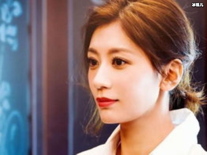 贾静雯带三个女儿出来游玩，波妞大口吃牛奶冰淇淋