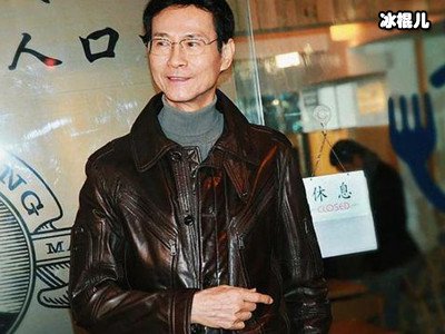 郑少秋是周润发的恩人，76岁了依然是风度偏偏，绝对是男神
