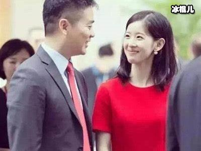 奶茶妹妹的爱情真甜蜜，北京街头刘强东挽着妻子像极了新婚夫妇