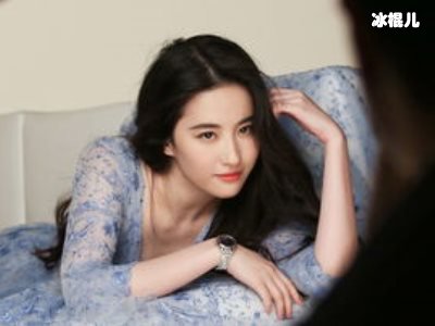 主播冯提莫和明星刘亦菲做对比，路拍见高下网红果然见光死