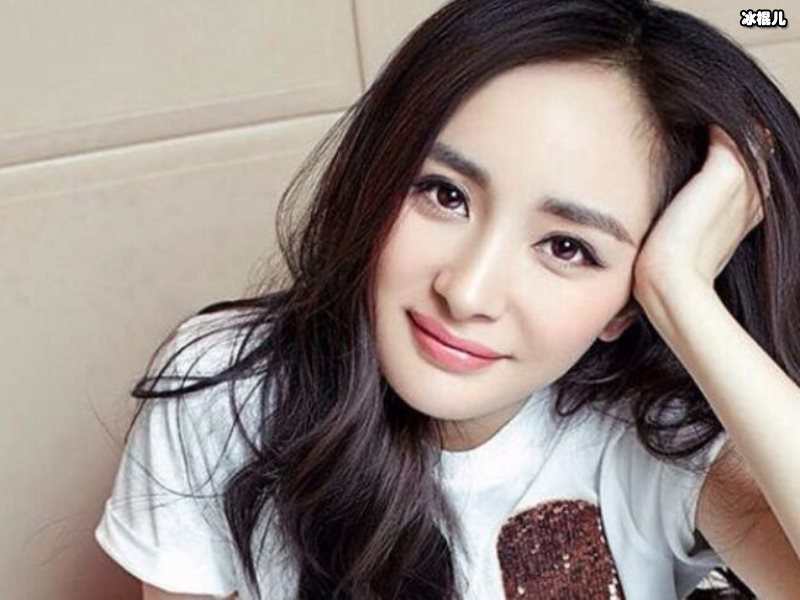 杨幂穿衣显瘦秀漫画腿，牛仔搭配似民国美女温柔大方
