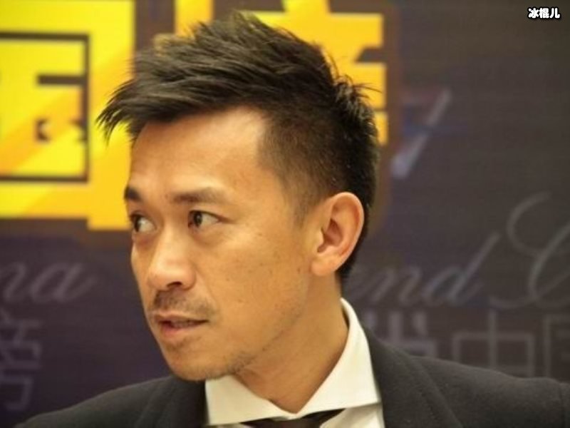 王学兵一家四口外出，三婚娇妻很青春随手扔塑料纸被吐槽