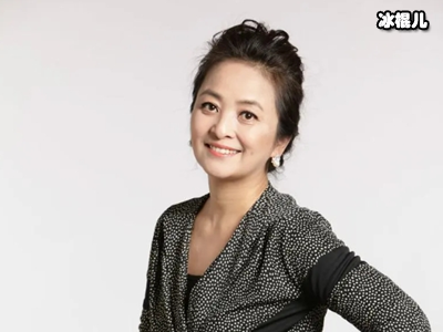 李勤勤穿民族服跳舞，头发凌乱表情狰狞，网友哭笑不得