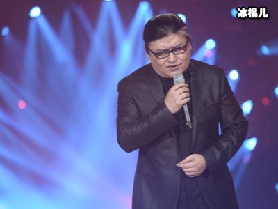 刘欢罕见与老婆现身两人着装低调现身机场，全程无交流似陌生人