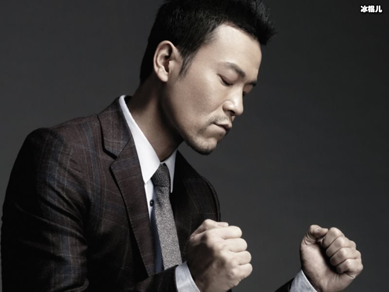 廖凡夫妻二人相处愉快，与友人聚会显亲密结婚多年恩爱照常