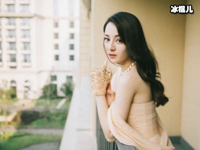 跨年晚会上的迪丽热巴与杨幂，一个性感妩媚一个霸气外漏