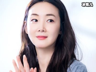 因《天国的阶梯》走红，四十四岁的崔智友产女