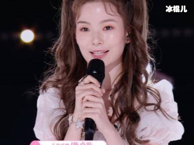 希林娜依高主题曲直播上热搜，三年后再次回归舞台