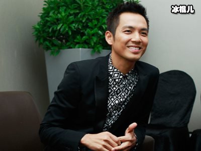 钟汉良主演电视剧《幸福的理由》，和王晓晨合作让人期待
