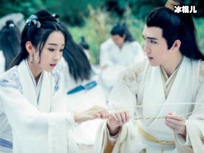 姜梓新与吴谨言看起来像姐妹，其实有六岁差别
