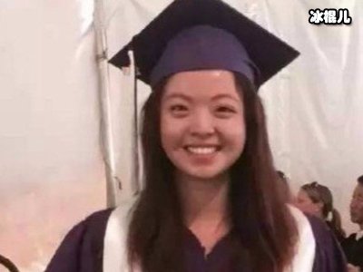 王中磊女儿王文晒和男明星的合影，在配文中写着：我们不太熟