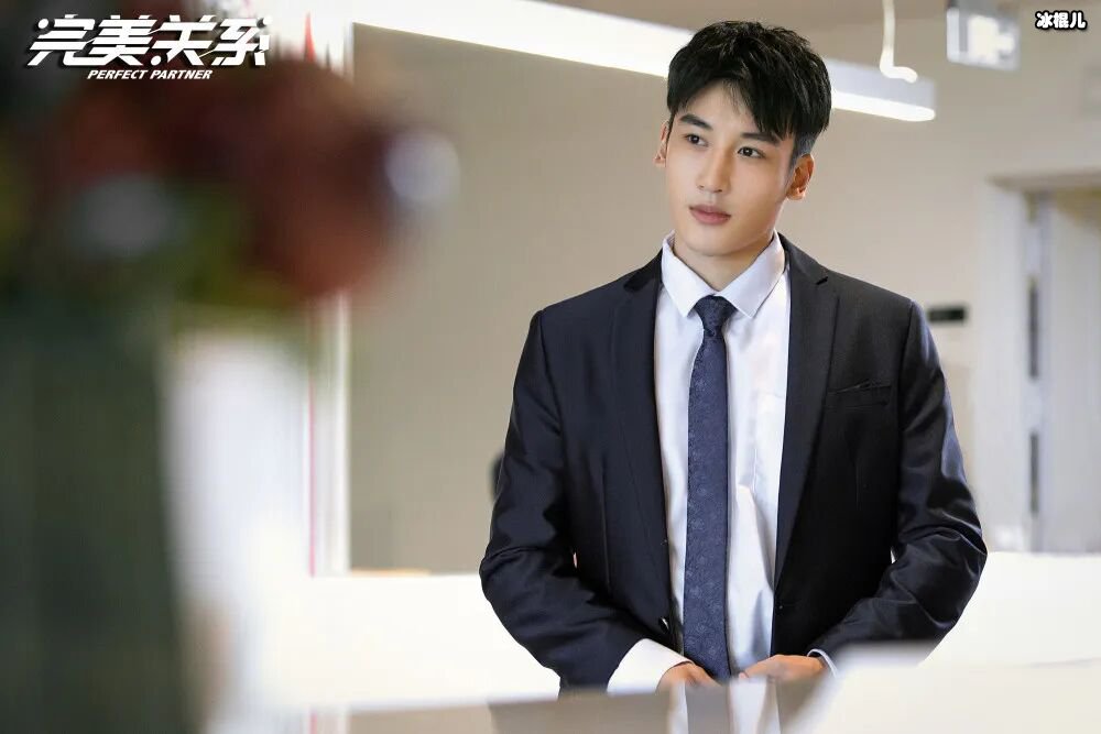 演员李泽锋在《完美关系》中有精彩的表现，演技备受好评