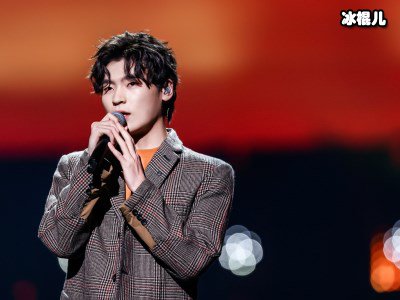 既是歌手也是演员，一首《下一站天后》让很多人知道蔡卓妍