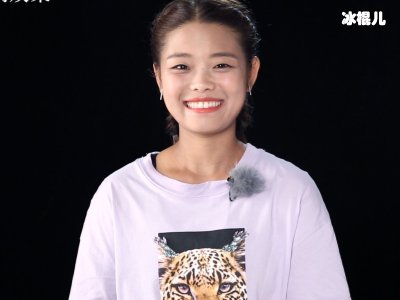 长大后的王莎莎在默默的变美，看到身材后鲜明的马甲线惹人羡慕