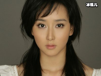 胡定欣发布新动态怀里抱着婴儿，当上大姑妈心情喜悦