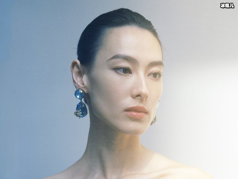 梁洁拍摄写真照片，裸色长裙更显优雅、美丽
