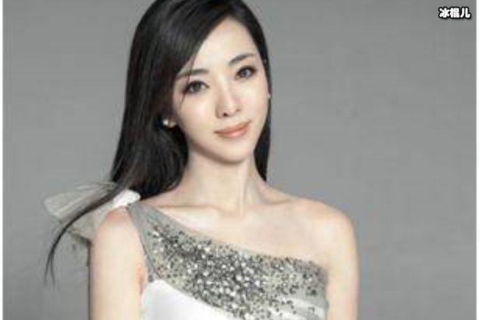 闫学晶祖孙三人同框很温馨，小女孩单眼皮疑似遗传爸爸