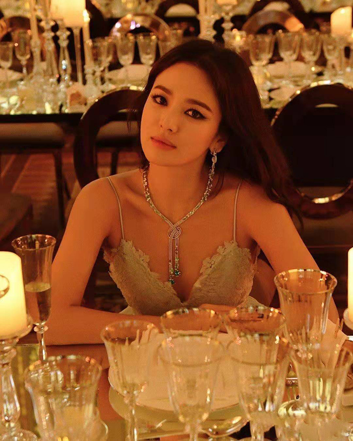 宋慧乔离婚后吸金不断大变烟熏妆