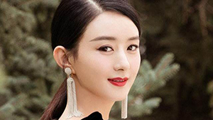 赵丽颖产后复工少女范十足 侧颜卷发红唇美出新高度