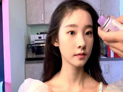 张艺凡跳芭蕾舞被赞仙女 上热搜显尴尬被质疑是买来的