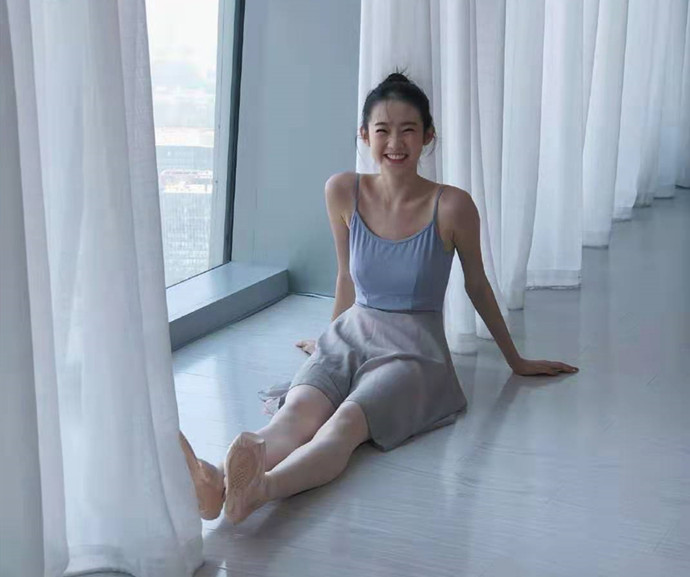 张艺凡上热搜显得尴尬被质疑