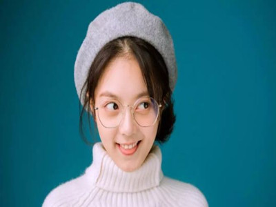 赵今麦粉色礼服主持母校校庆 小小年纪演艺经历却很丰富