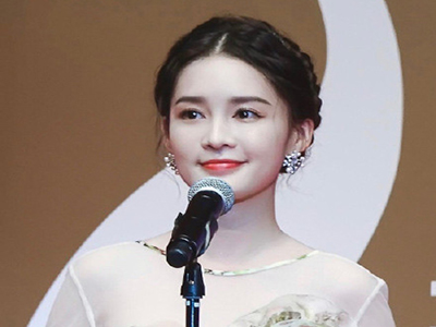 宝藏女孩李沁付出终有回报 金鹤奖造型又美又优雅是仙女沁