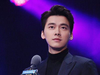 李易峰被卡拉摸头是怎么了 现场的腼腆样子真可爱