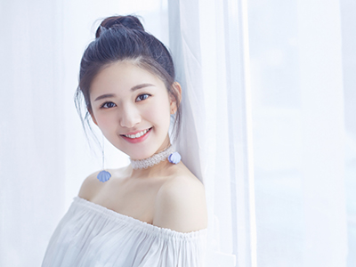 赵露思对镜头一笑真是甜到心坎了 爸爸颜值曝光女儿不愧长得这么甜
