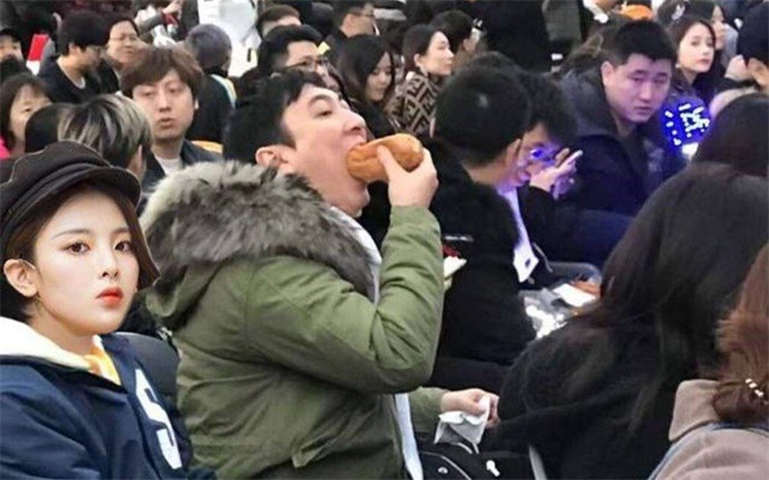 王思聪吃热狗