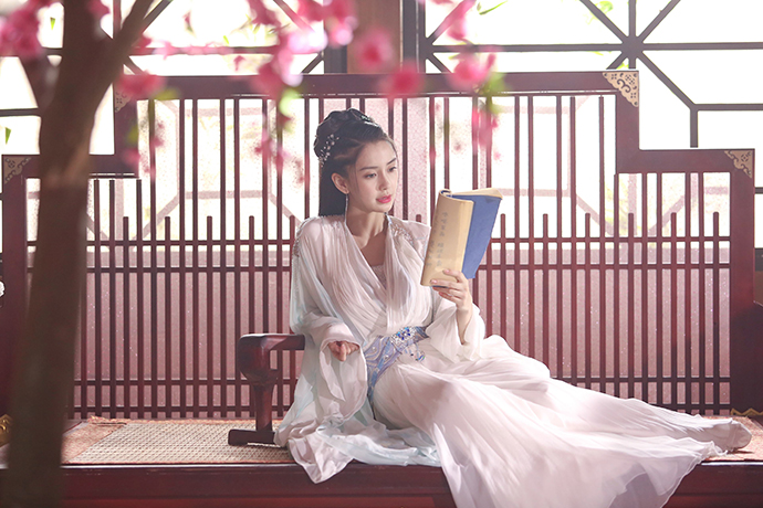 杨颖是凭什么手段一步步走上教主夫人之位的？
