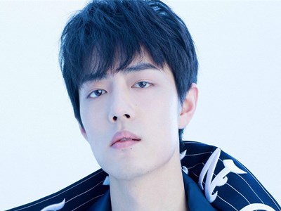 肖战签名被抠掉 是谁在贩卖明星签名