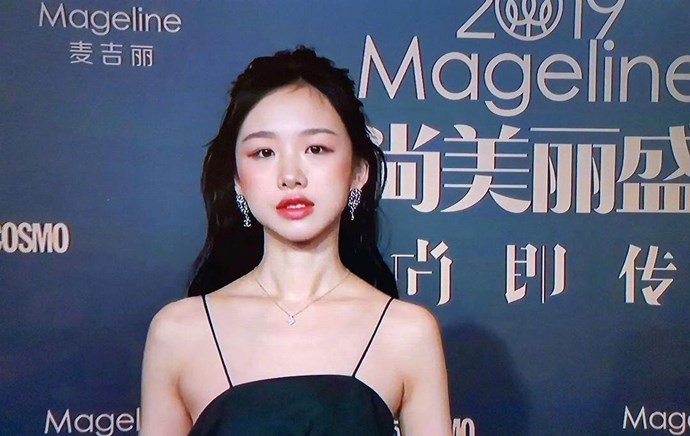 阿沁当天出席活动神色憔悴