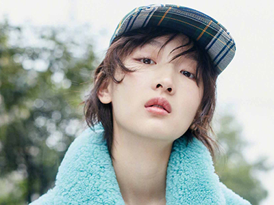周冬雨裹着大花棉被登上杂志封面 女明星的雷人造型有哪些呢