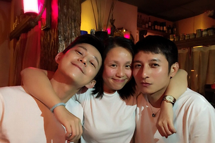 李维嘉龙丹妮与何炅的合照