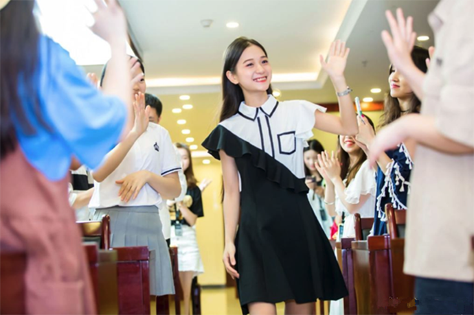 为什么说张曼如不是个简单的女生
