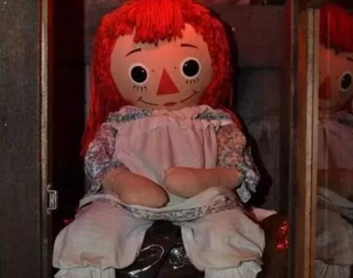 不过现实中的安娜贝尔长得并没有电影里的那么恐怖,那是一个布娃娃,看