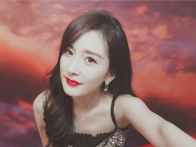 杨幂深夜赴美容院 当了老板的杨幂为什么要整容