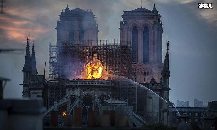 巴黎圣母院遭遇大火