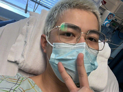 陈学冬晒照车祸后第三次手术结束，其一头白发引人心疼