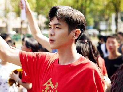 张若昀新剧《鸣龙少年》首发预告，饰演优秀的英语老师
